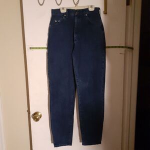 Vintage Lee Mom jeans high-waisted curvy fit. vintage 10 should fit a 6 medium
